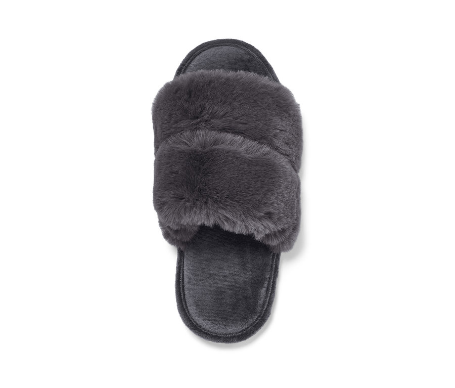 Pohľad zhora na jeden sivý plyšový domáci papuče.