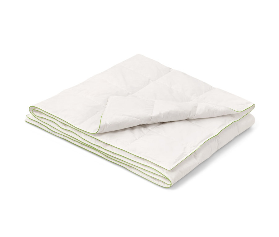 Zložená biela letná páperová prikrývka irisette® greenline štandardnej veľkosti so svetlozeleným okrajom.