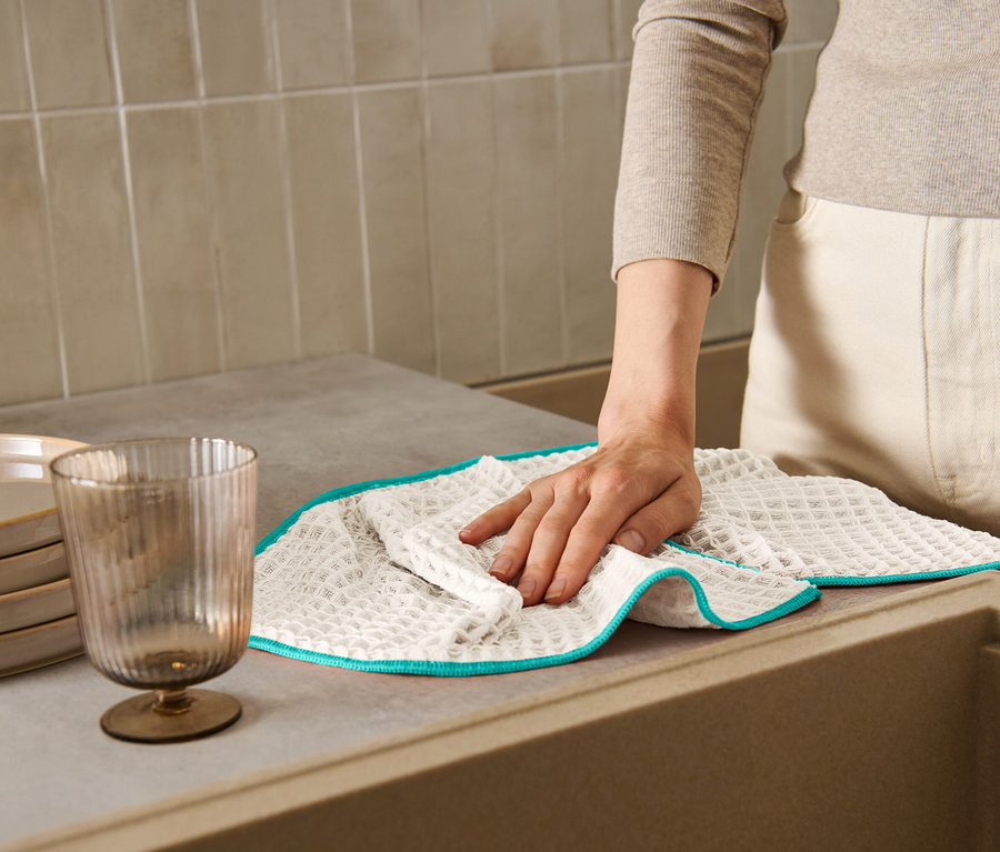 Žena utiera linku extra veľkou utierkou.