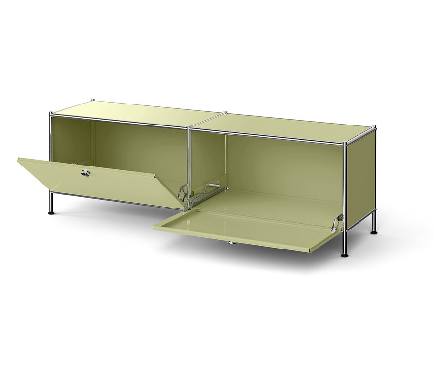 Svetlozelená skrinka s dvomi otvorenými dvierkami.