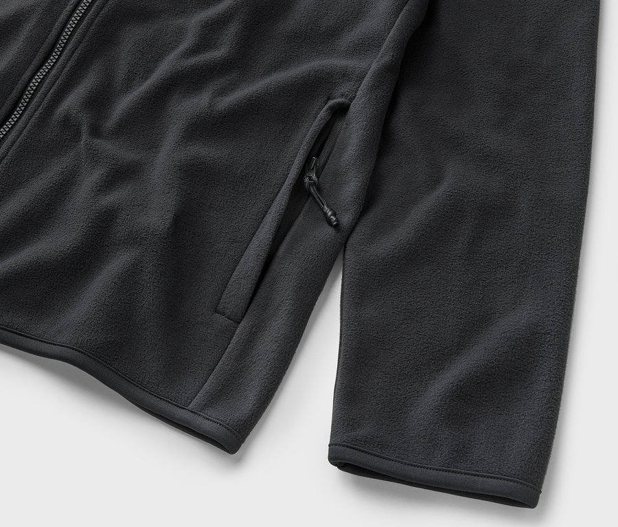 Detail flísovej mikiny antracitovej farby.