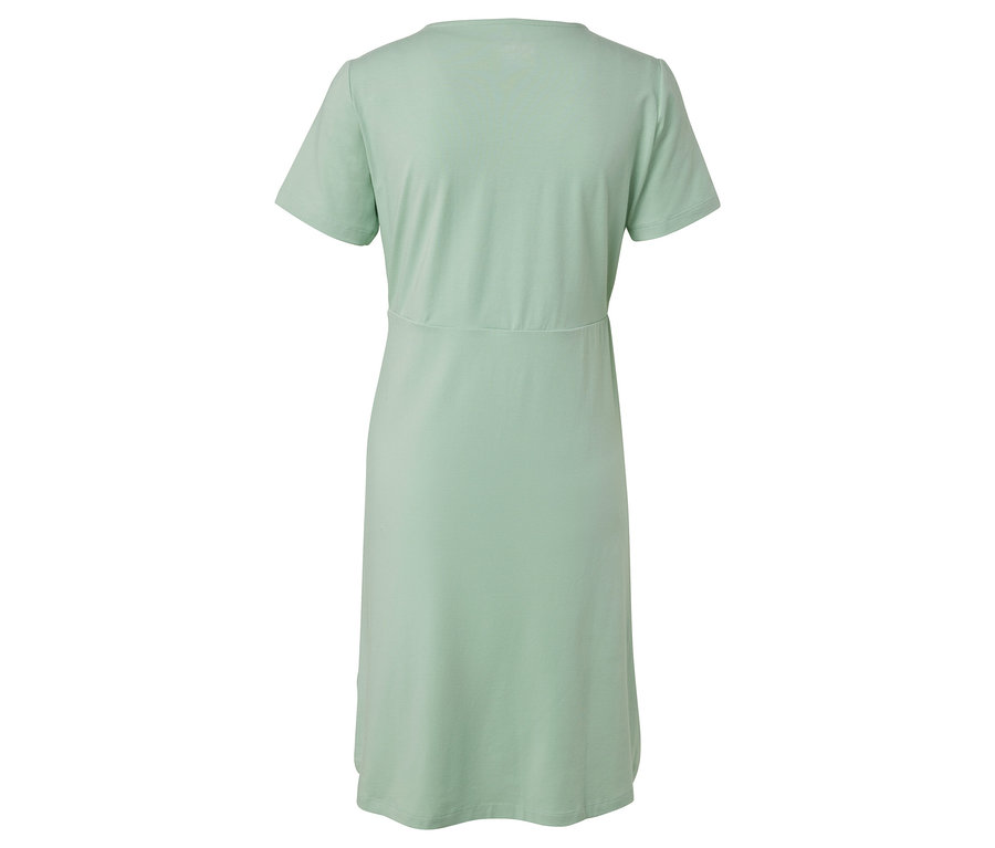 Pohľad zozadu na svetlozelenú nočnú košeľu.