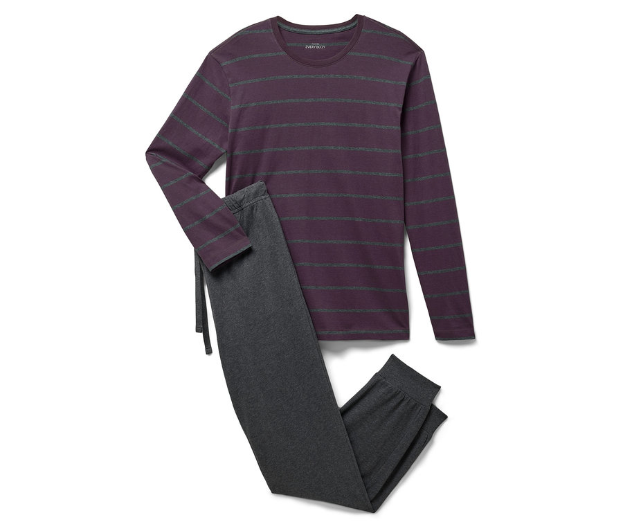 Fialové pruhované pyžamo s dlhým rukávom a sivé pyžamové nohavice ležia na bielom pozadí.