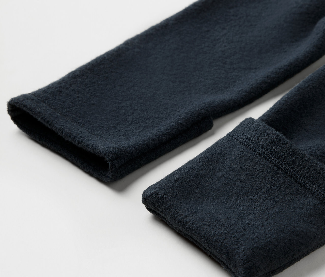 Detail rukávu detskej kombinézy z merino vlny.