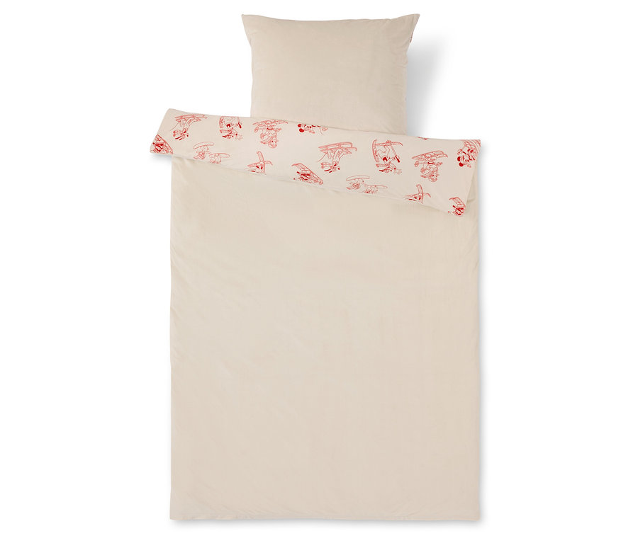 Béžové obliečky s červenými kreslenými motívmi.