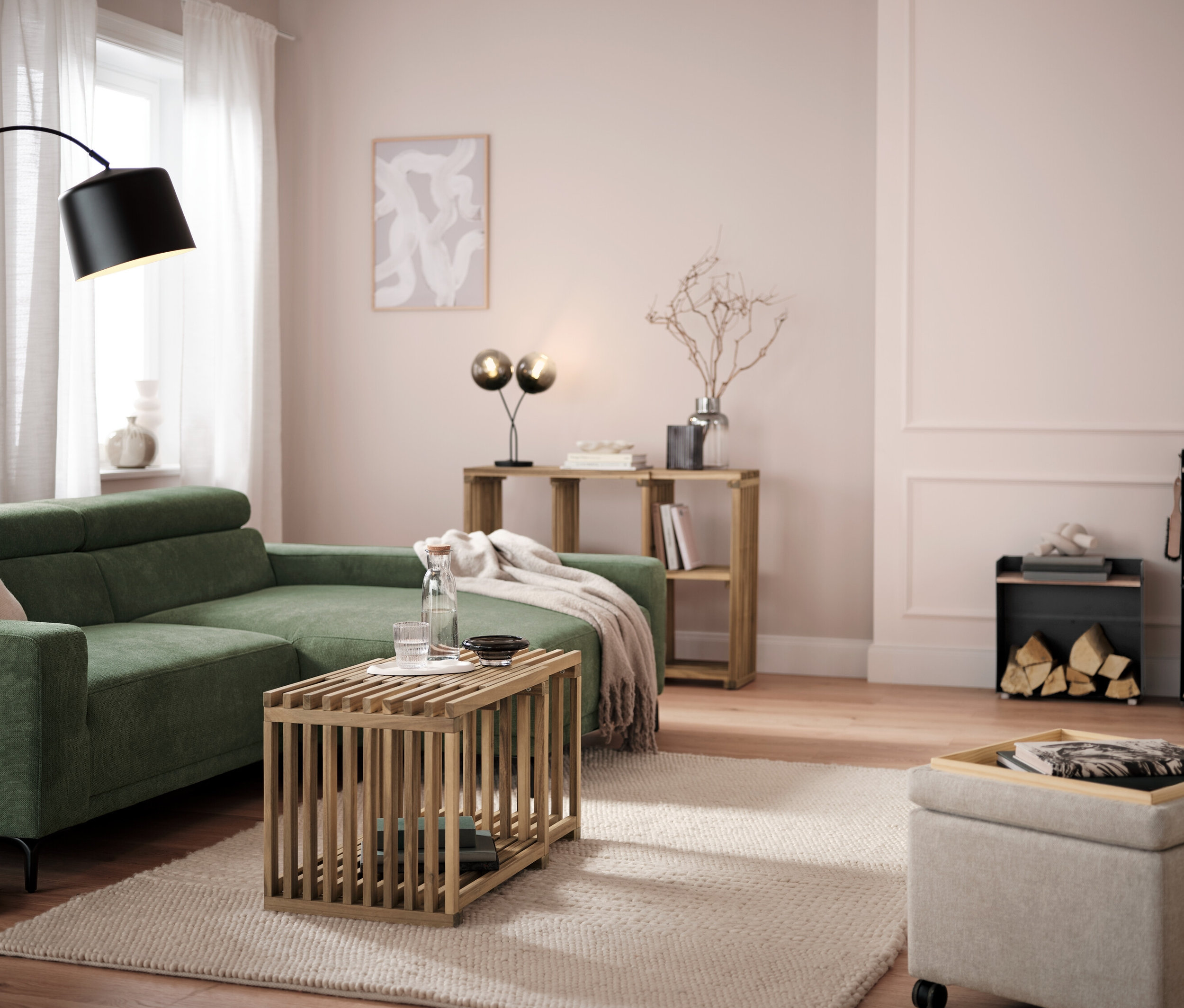 Obývacia izba s pohovkou, konferenčným stolíkom a vysokým regálom na krbové drevo s odkladacou plochou.