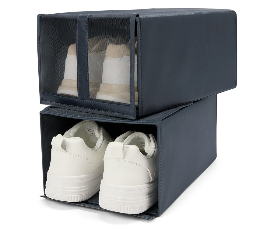 Dve škatule na topánky naskladané na seba. V hornej škatuli na topánky sú topánky viditeľné cez priehľadnú prednú stranu.