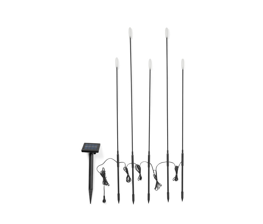 Čierne LED solárne bodce na zapichnutie, 5 ks, na bielom pozadí.