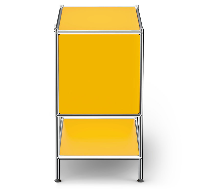 Žltá polica s chrómovaným rámom.