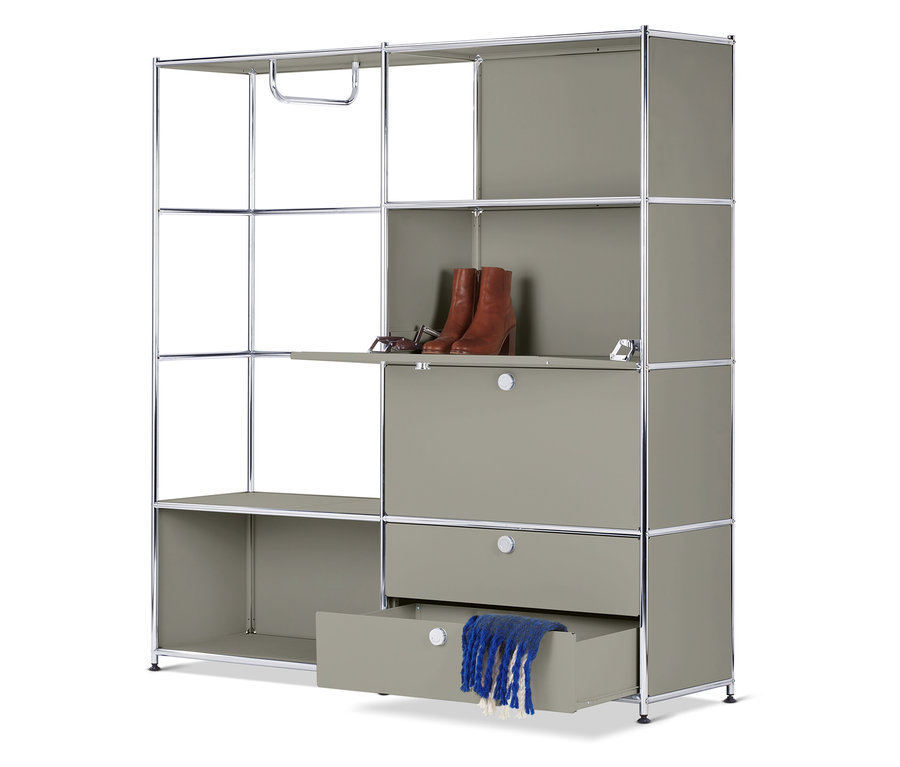 Botník s otvorenou zásuvkou, na ktorej leží modrá šatka, v hornej časti botníka sú topánky a okuliare.