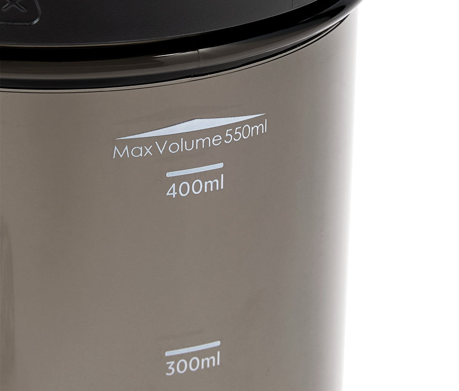 Detail šedej nádoby s čiernym vekom a bielymi značkami objemu 300 ml, 400 ml a maximálneho objemu 550 ml.