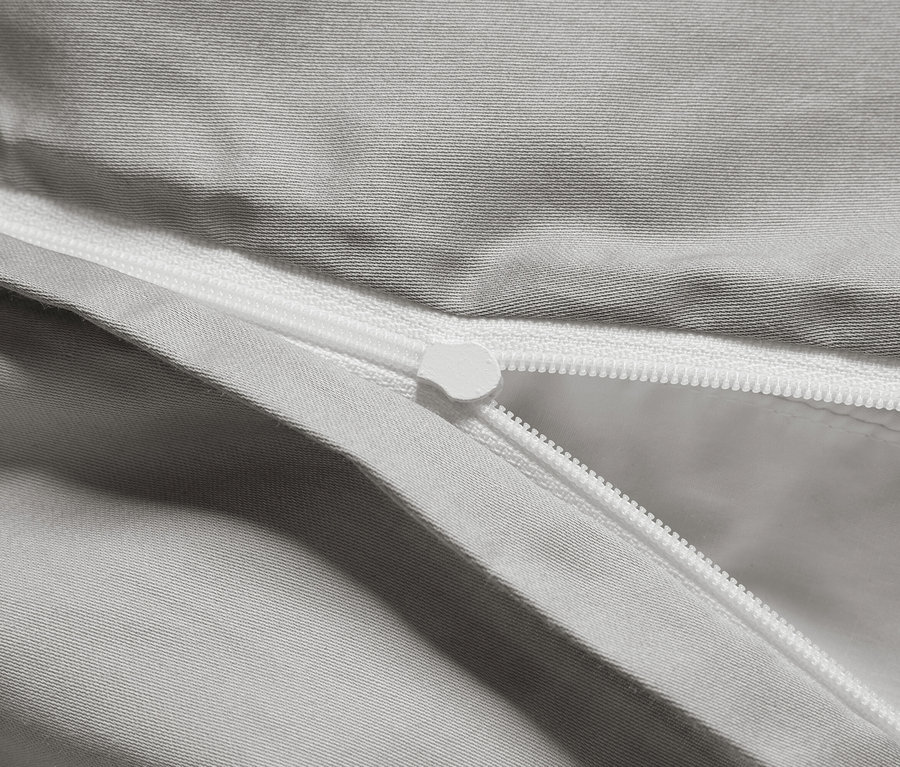 Detail šedej obliečky na paplón so zipsom.