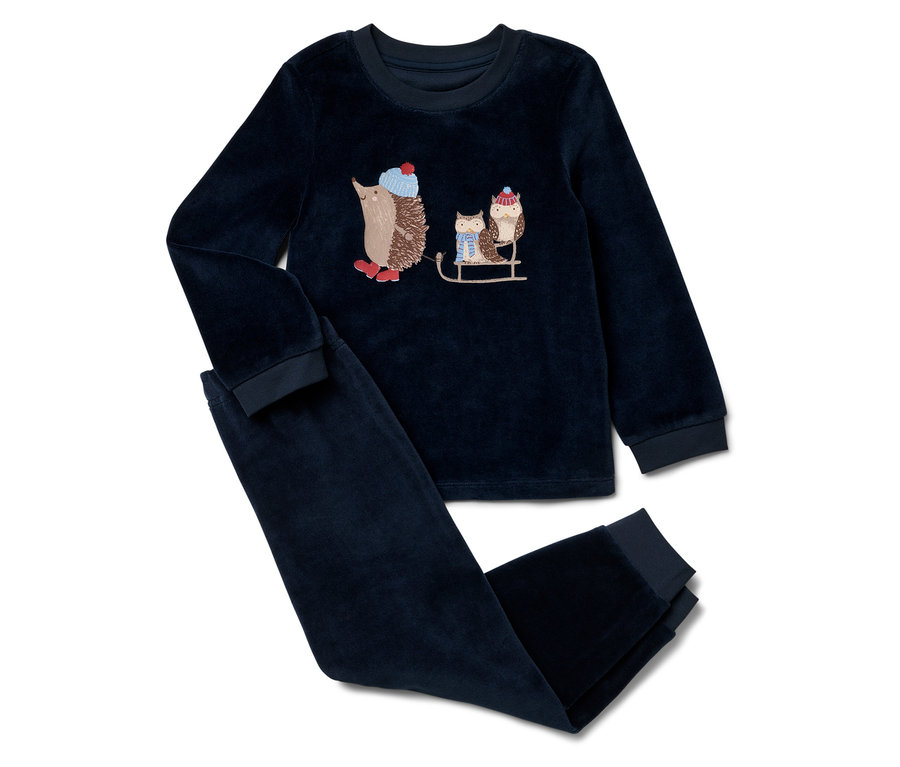 Modré zamatové pyžamo s ježkom ťahajúcim sánky so sovou.