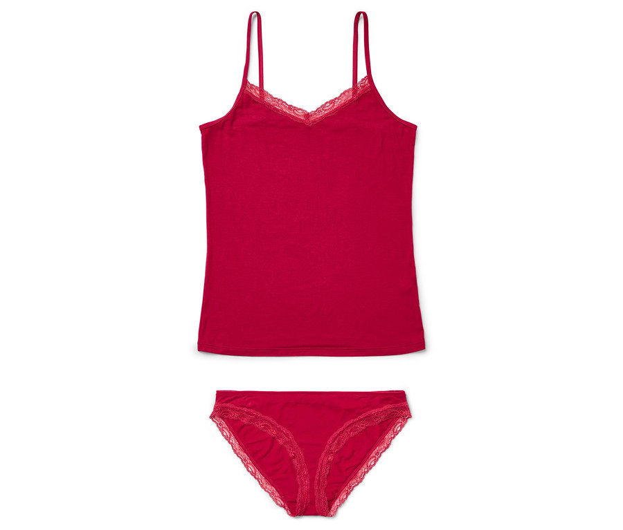 Červený top s tenkými ramienkami a čipkou na výstrihu leží nad zodpovedajúcimi červenými nohavičkami s čipkou.