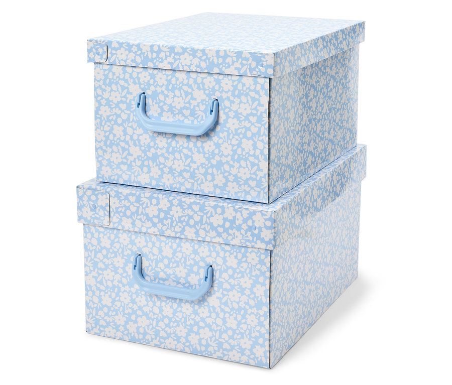 Dve na sebe naskladané úložné boxy s modrým kvetinovým vzorom a modrými držadlami.