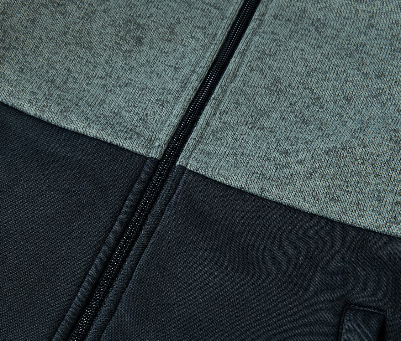 Detail detskej hybridnej bundy z pleteného flísu so zipsom.