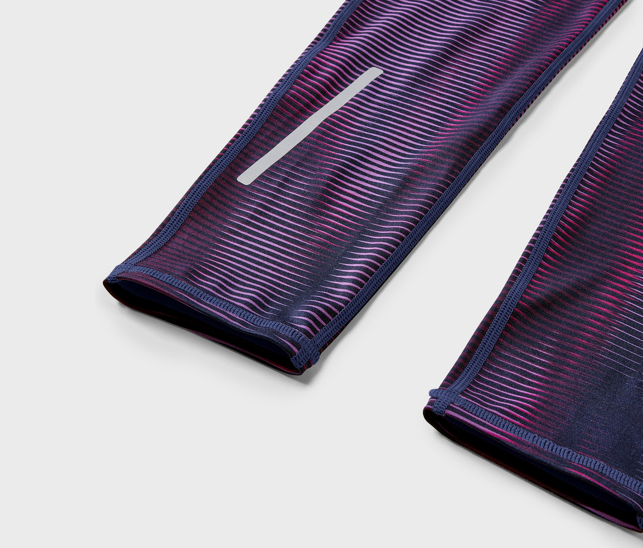 Detail fialovo-ružových legín s reflexným prvkom.