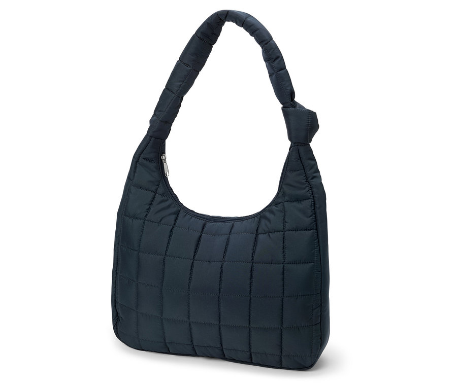 Tmavomodrá, prešívaná kabelka s jedným popruhom na bielom pozadí.