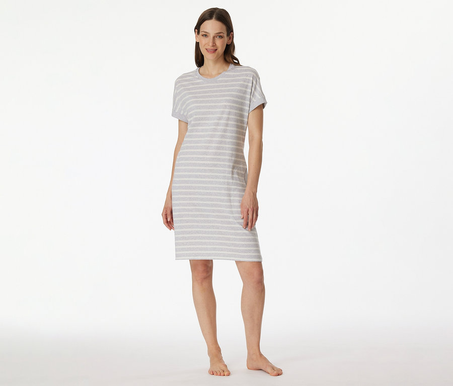 Žena v nočnej košeli s krátkym rukávom SCHIESSER so sivo-bielymi pruhmi, naboso na bielom pozadí.