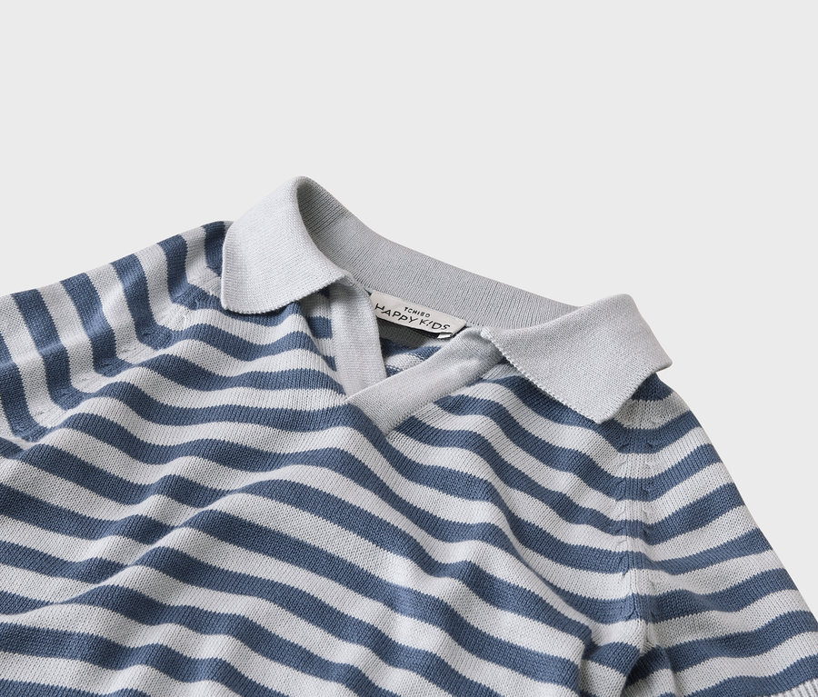 Detailný záber na pásikavé polo tričko v šedej a modrej farbe.