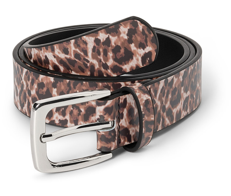 Zvinutý opasok s leopardím vzorom a striebornou prackou leží na bielom pozadí.