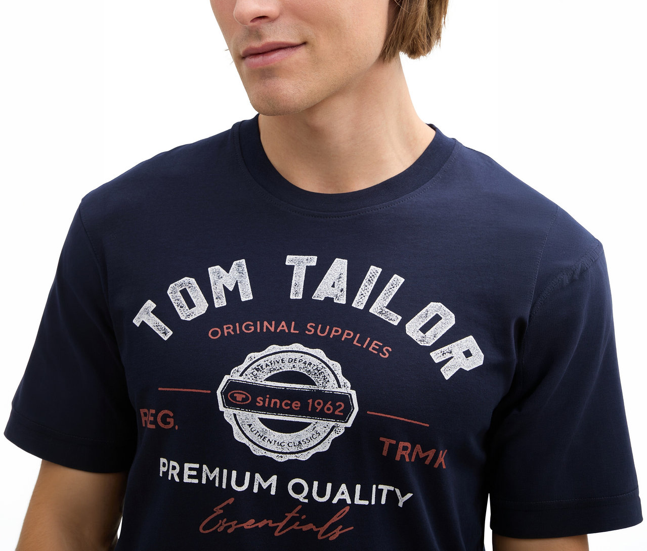 Muž má na sebe tričko Tom Tailor s logom, Sky Captain modrá.
