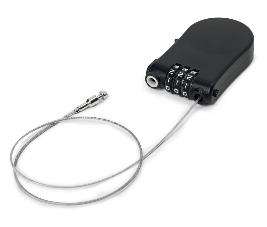 Čierny číselný zámok s oceľovým lankom leží na bielom pozadí.