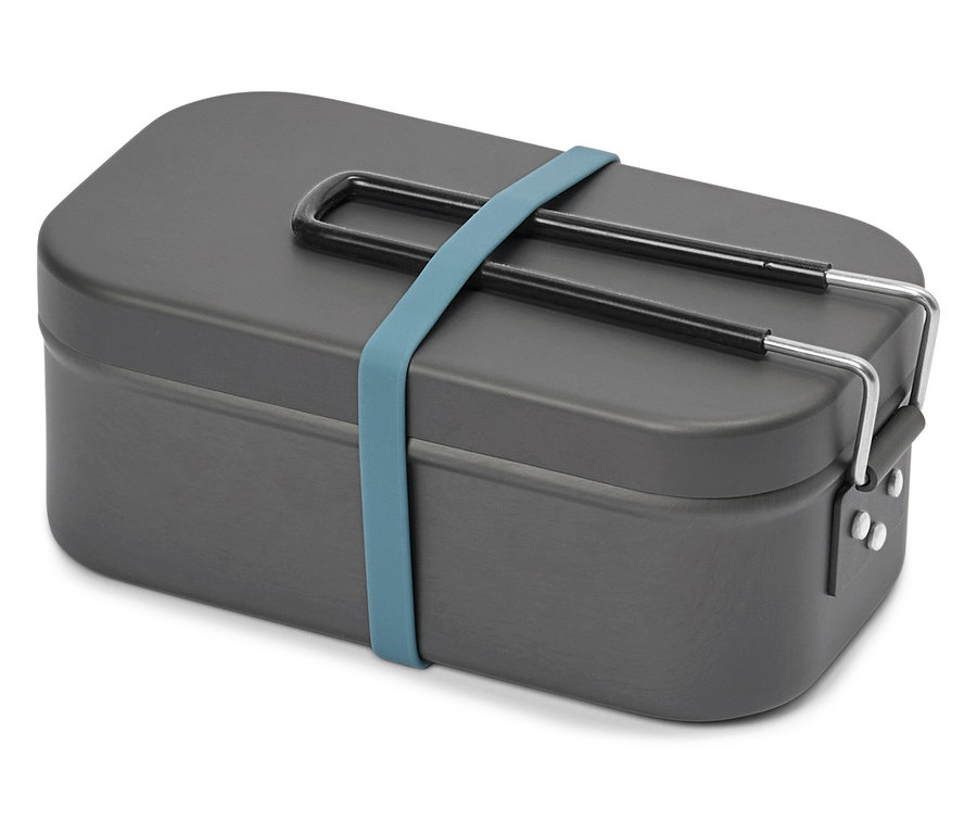 Sivý obedár s modrou gumičkou na bielom pozadí.