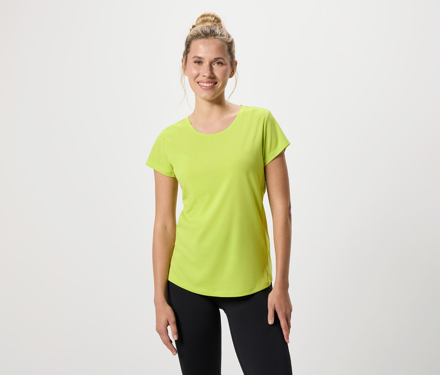Žena má na sebe svetlozelené tričko a čierne legíny.