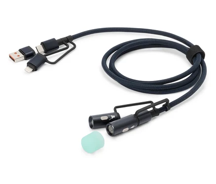 Modrý nabíjací kábel s USB, USB-C a Lightning konektormi, dvoma malými LED svetlami a silikónovým nástavcom leží na bielom pozadí.