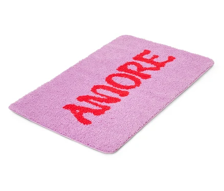 Fialový kúpeľňový koberec s červeným nápisom "AMORE".