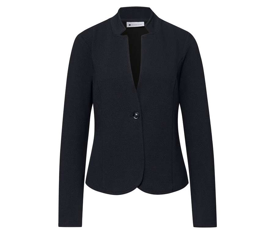 Detail džersejového blejzra Street One v tmavomodrej farbe so zapínaním na gombík.