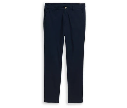 Tmavomodré chino nohavice, položené naplocho, so zapínaním na gombík a zips a bočnými vreckami.