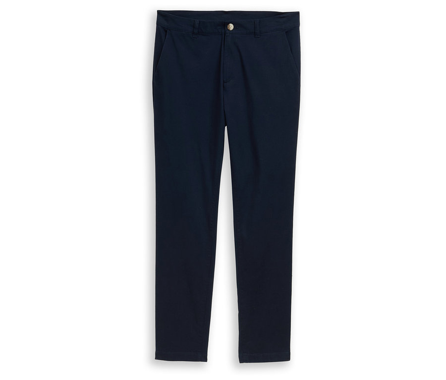 Tmavomodré chino nohavice, položené naplocho, so zapínaním na gombík a zips a bočnými vreckami.