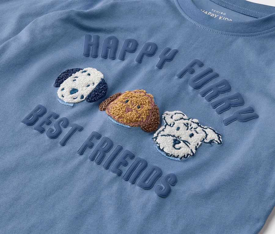 Modré tričko s dlhým rukávom s nápisom „Happy Furry Best Friends“ a tromi vyšívanými obrázkami psov.