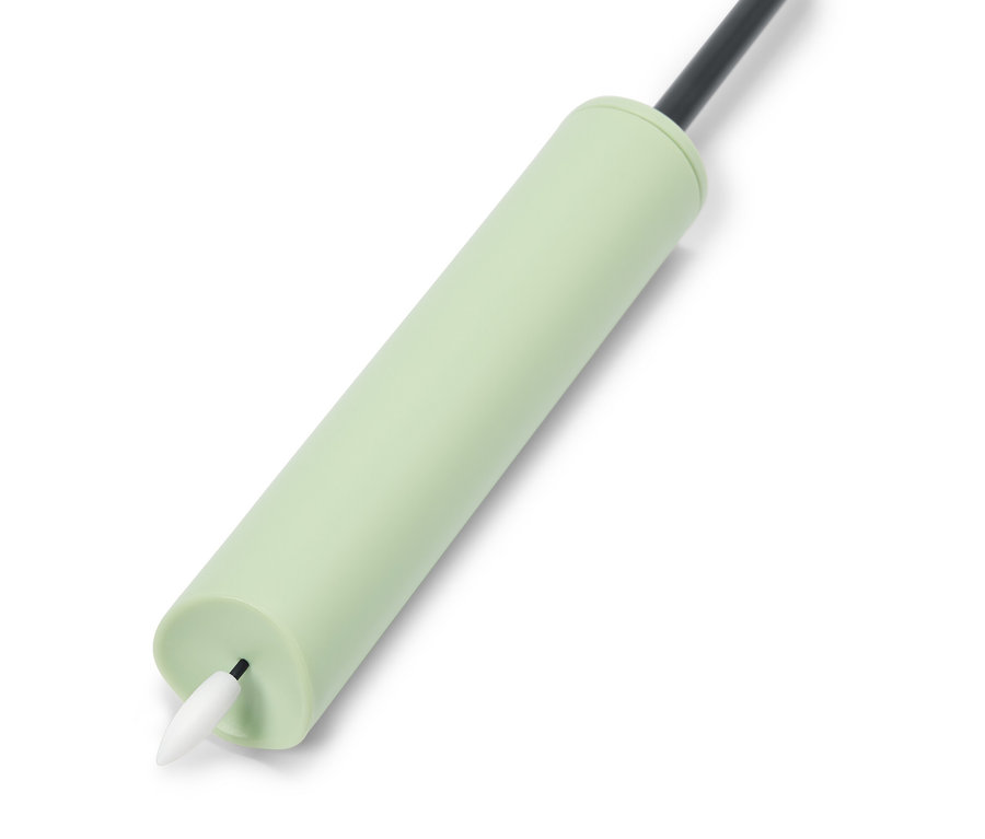 Detailný záber mätovo zeleného pera s čiernym hrotom na bielom pozadí.