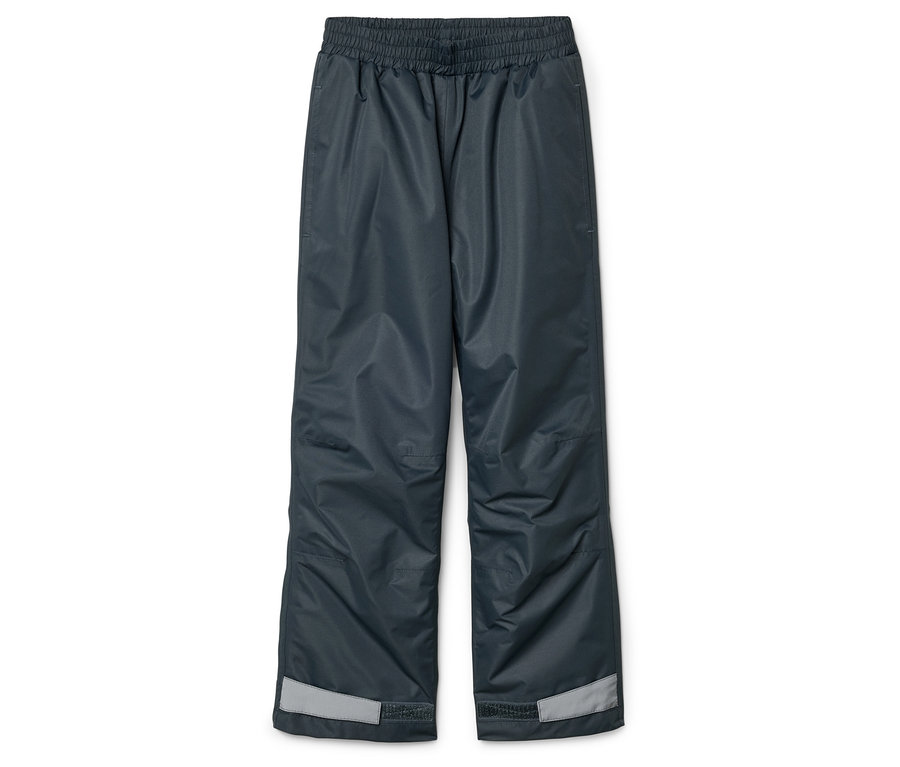 Sivé nepremokavé nohavice s elastickým pásom a reflexnými prvkami na koncoch nohavíc ležia na bielom pozadí.