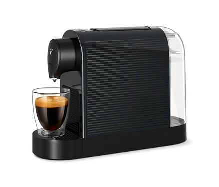 Káva tečie do pohára z čierneho kávovaru Cafissimo pure+.