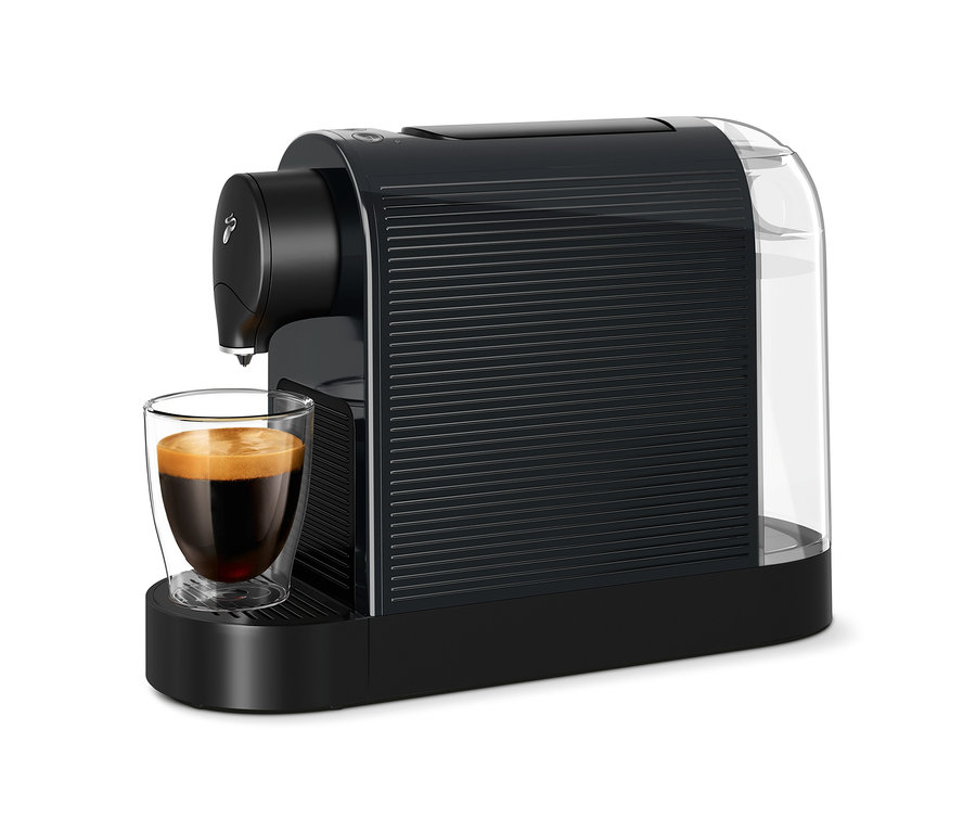 Káva tečie do pohára z čierneho kávovaru Cafissimo pure+.
