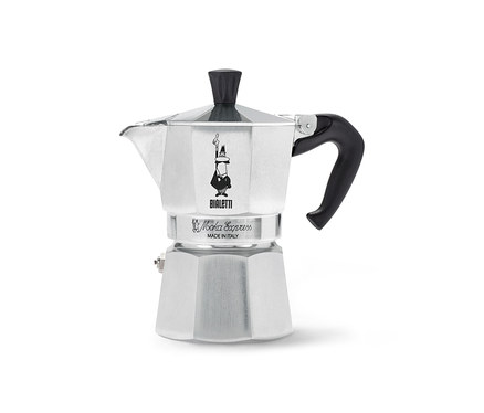 Strieborný kávovar Bialetti Moka Express na moka kávu, 130 ml, s čiernou rúčkou a gombíkom, na bielom pozadí.