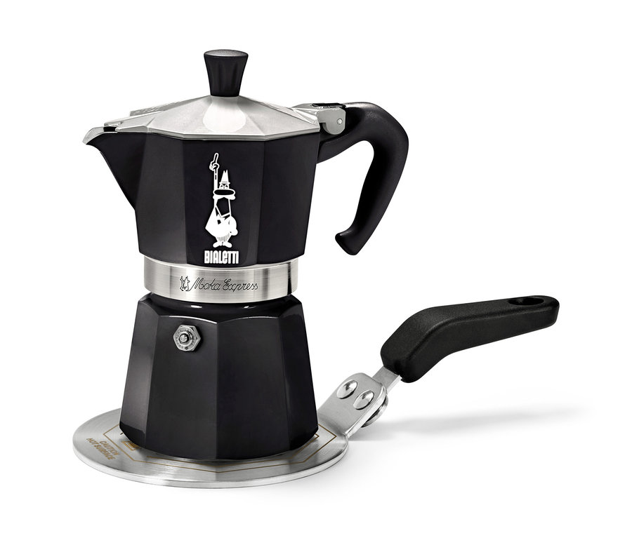 Čierny kávovar Bialetti Moka Express na striebornej varnej doske.