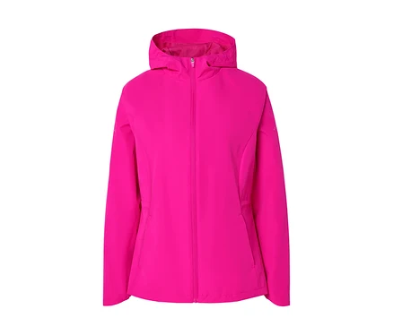 Ružová bunda s kapucňou je zapnutá na zips.