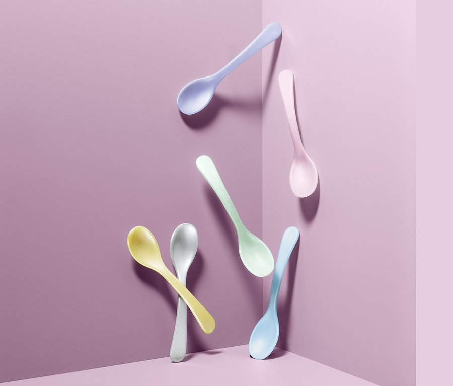 Na fialovom pozadí je šesť farebných lyžičiek na vajíčka.