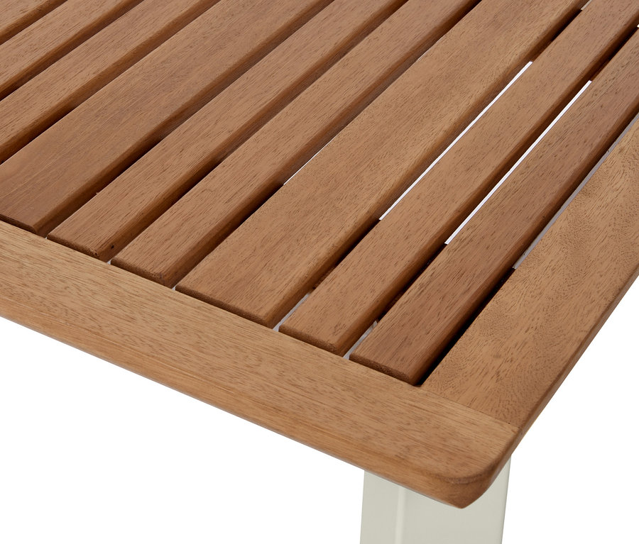 Detail rozkladacieho stola »Liska« z eukalyptového dreva s lamelovou doskou a bielou nohou.