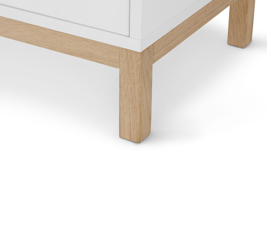 Detail komody »Eklund« so zásuvkami a s dvierkami, zobrazujúci nohy nábytku.