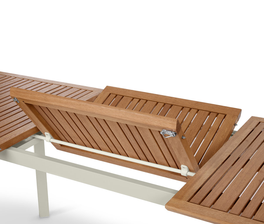 Detail rozkladacieho stola »Liska« s drevenou doskou a kovovou konštrukciou.