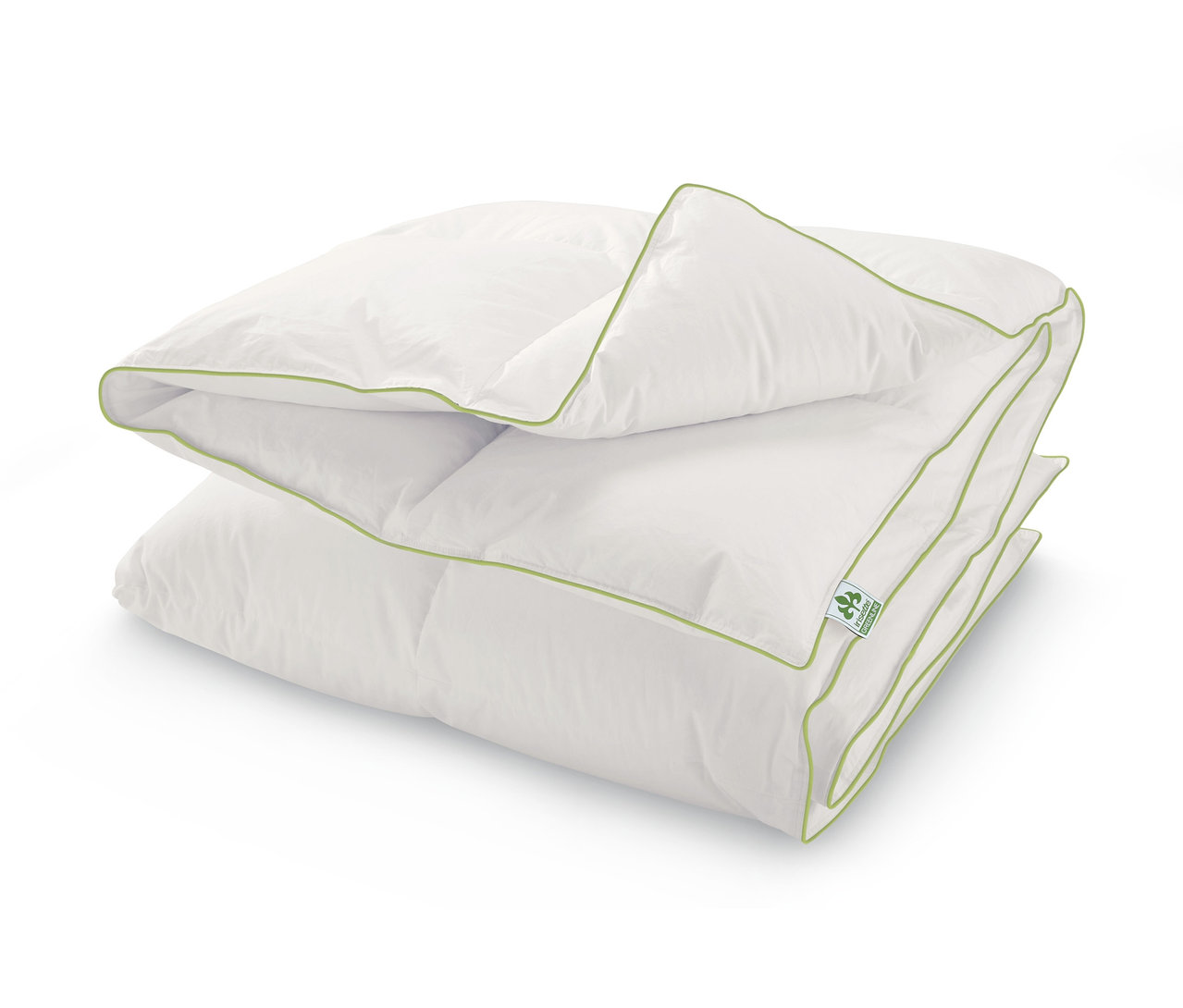 Zložená biela kazetová páperová prikrývka irisette® greenline so zeleným lemom.