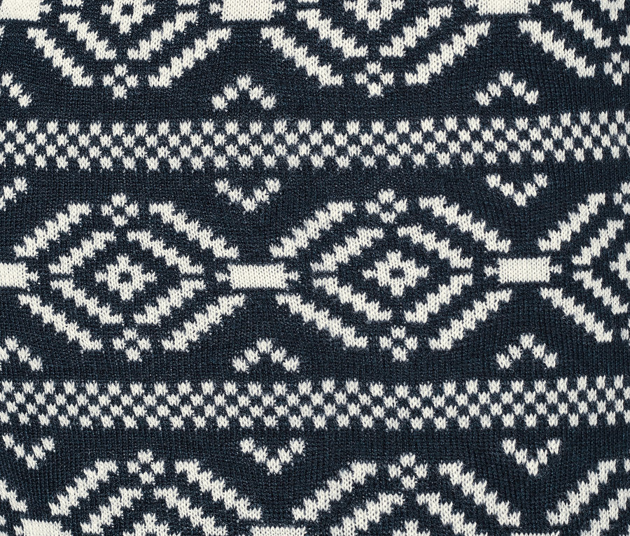 Detailný záber na pletené legínsy s geometrickým vzorom.