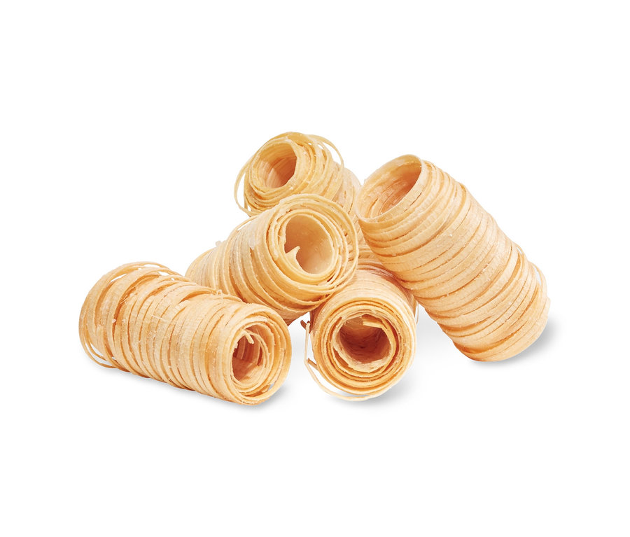 Šesť roliek podpaľovačov uhlia na gril na bielom pozadí.