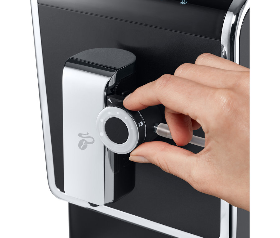 Ruka nastavuje antracitový kávovar Tchibo »Esperto Pro«.